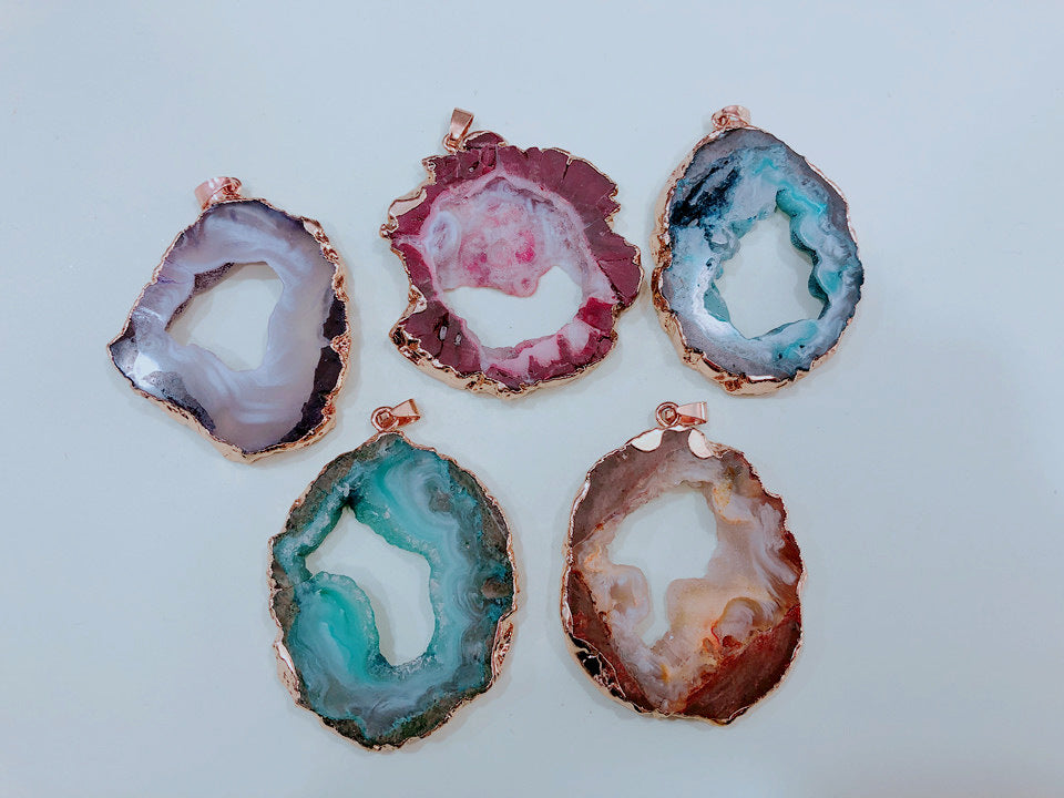 Cinq pendentifs en agate naturelle avec cavité cristalline