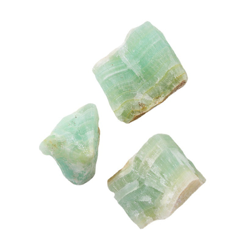 Trois pierres naturelles vertes non polies sur fond blanc.