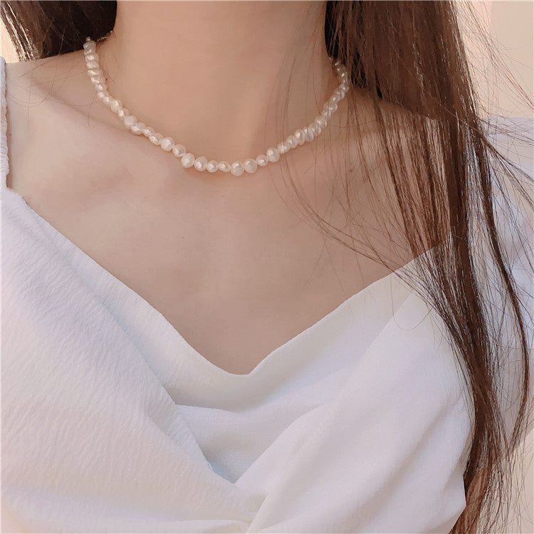 Collier perle naturelle sur haut blanc élégant