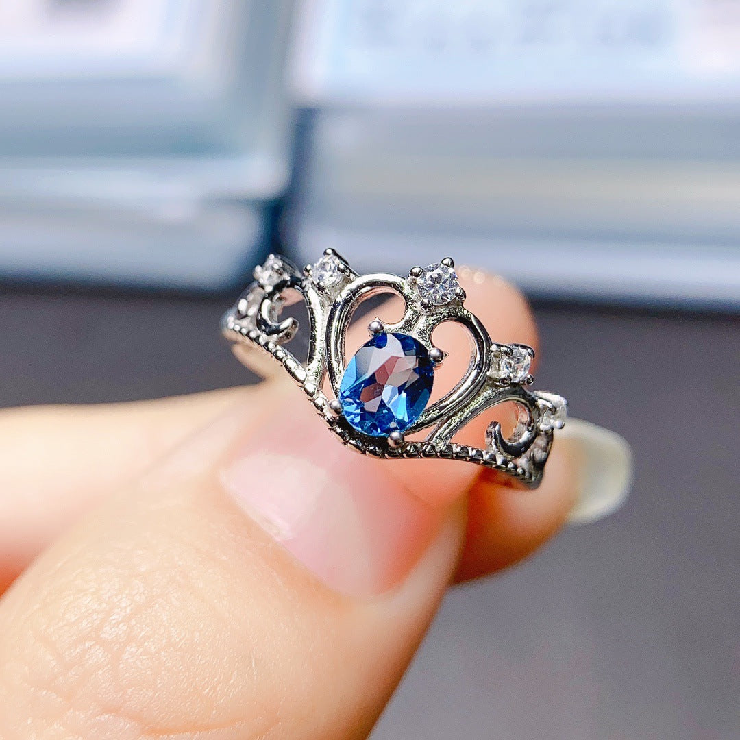 Détail de la bague en argent S925 avec topaze bleue