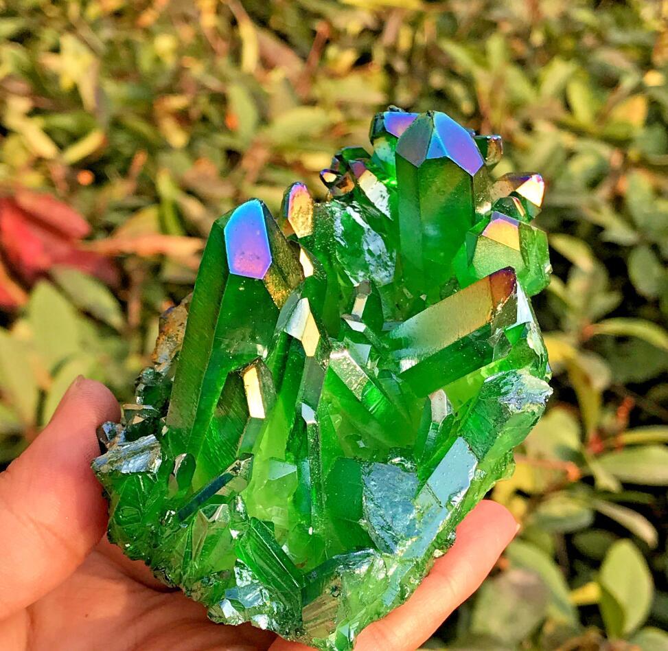 Cristal vert vif avec reflets colorés