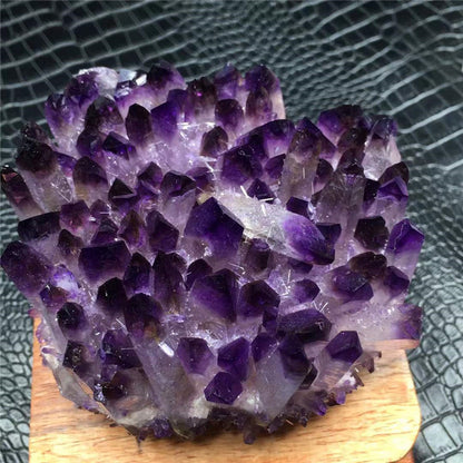 Dekoration aus natürlichem Amethyst in Form eines Clusters – roher Mineralstein