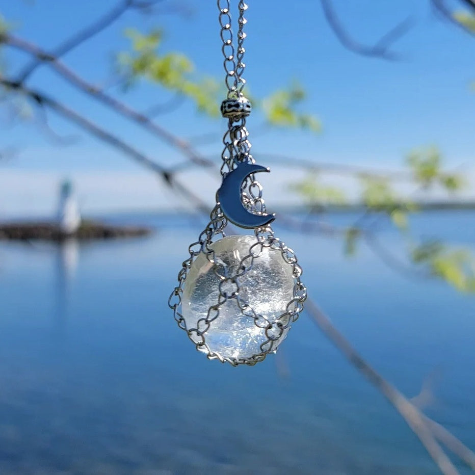 Collier cristal clair avec pendentif lune en métal