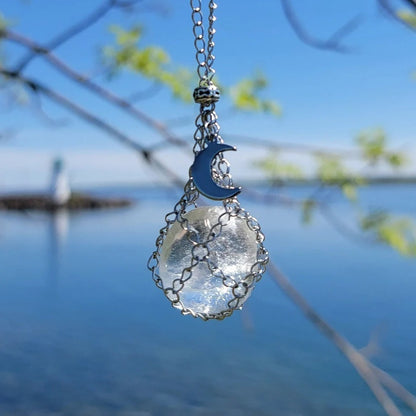 Collier cristal clair avec pendentif lune en métal