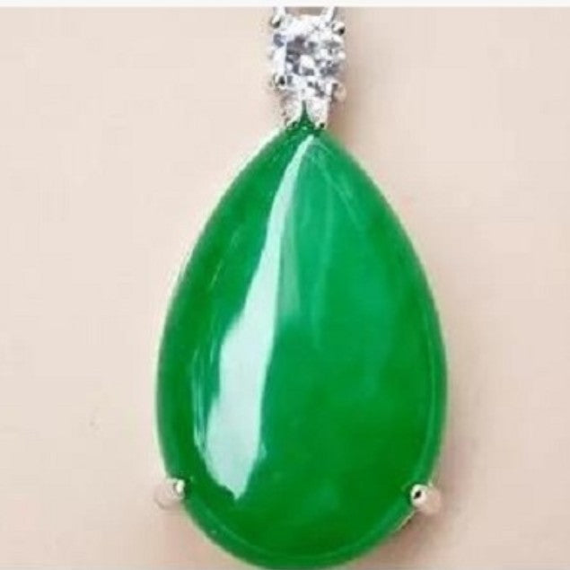 Collier avec Pendentif Goutte d'Eau en Émeraude et Jade Glacé Incrusté