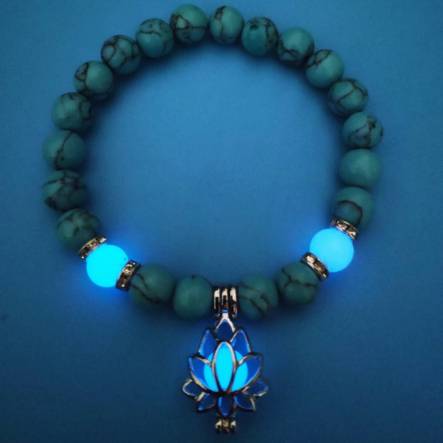 Bracelet turquoise avec pierres lumineuses et lotus.