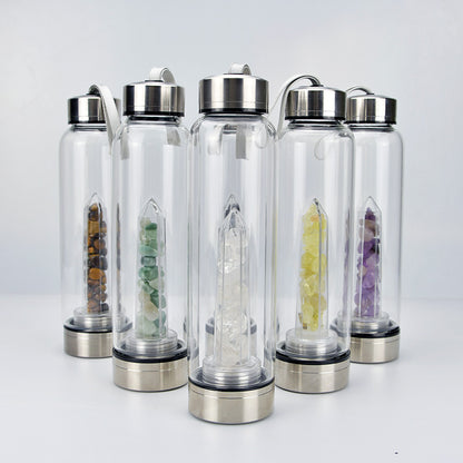 Hochwertige Glasflasche mit natürlichen Kristallsteinen