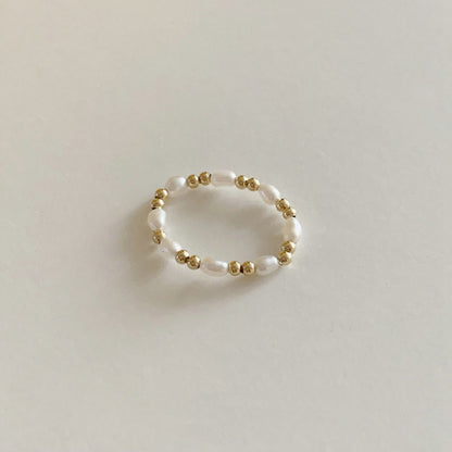 ¡Resalta tu elegancia con nuestro anillo de perlas de mijo natural hecho a mano!