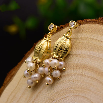 Boucles d'Oreilles Clous Blanches avec Perles Naturelles en Forme Libre