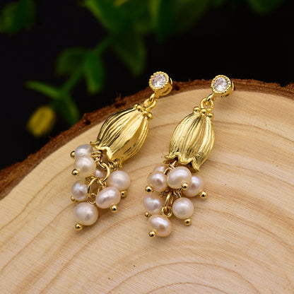 Boucles d'Oreilles Clous Blanches avec Perles Naturelles en Forme Libre