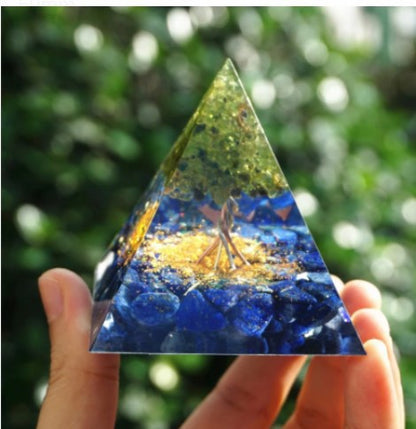 Entdecken Sie den Orgonit-Pyramidenbaum des Lebens in Kyanit-Quarz mit Amethyst-Reiki-Kristall! ✨
