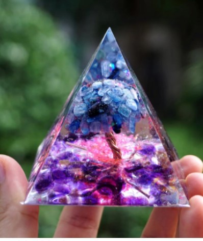Découvrez l'Orgonite Pyramid Arbre de Vie en Kyanite Quartz avec Cristal d'Améthyste Reiki ! ✨