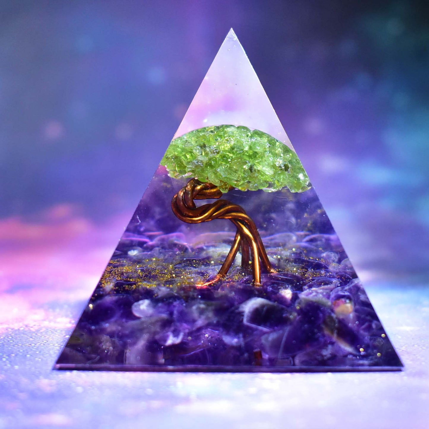 ¡Descubre el Árbol de la Vida Pirámide de Orgonita en Cuarzo Cianita con Cristal Reiki de Amatista! ✨