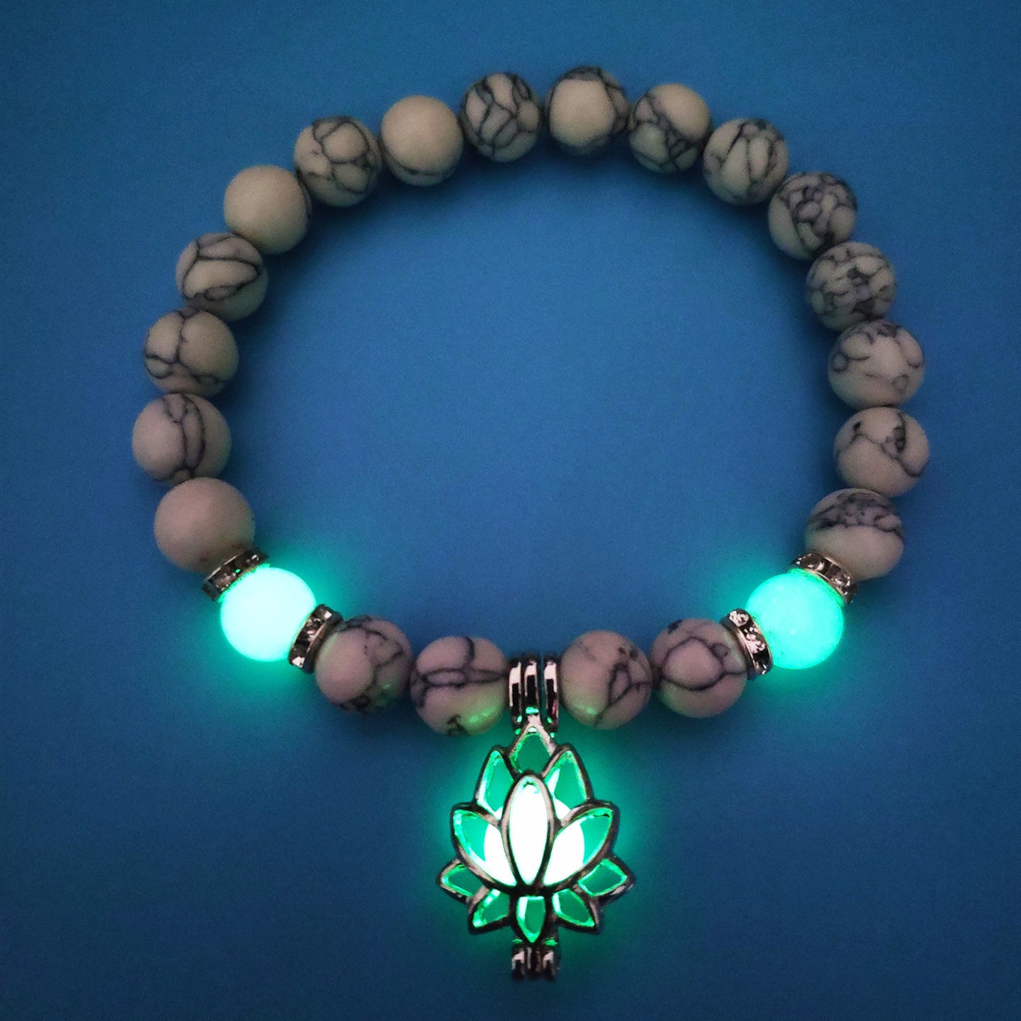 Bracelet en pierre blanche avec lotus lumineux.