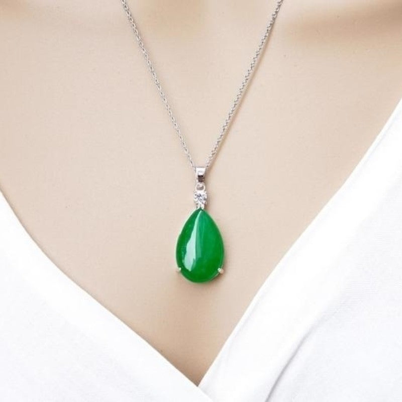 Collier avec Pendentif Goutte d'Eau en Émeraude et Jade Glacé Incrusté