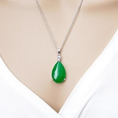 Collier avec Pendentif Goutte d'Eau en Émeraude et Jade Glacé Incrusté