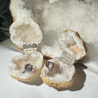 Boîte à bagues en cristal d'agate ouverte avec bagues