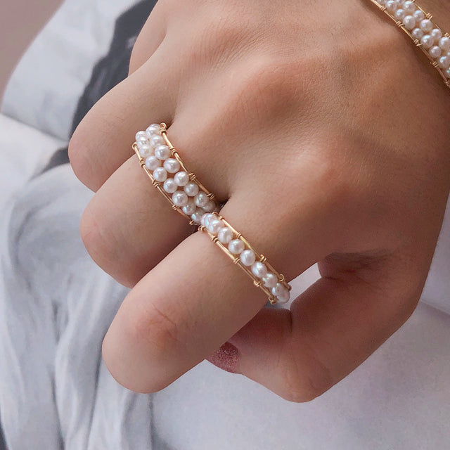 ¡Mejora tus dedos con nuestro nuevo anillo de perlas naturales! ✨