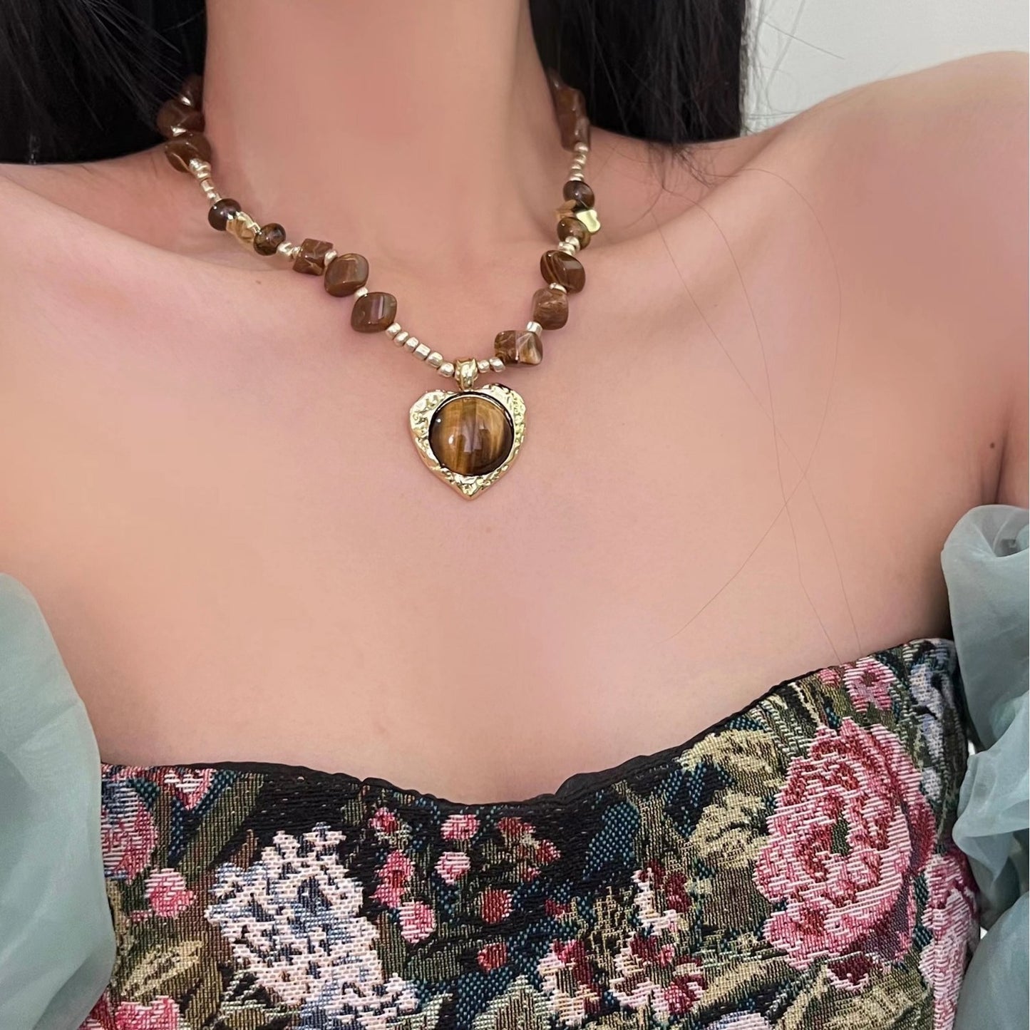 Collier Œil de Tigre avec pendentif cœur sur modèle