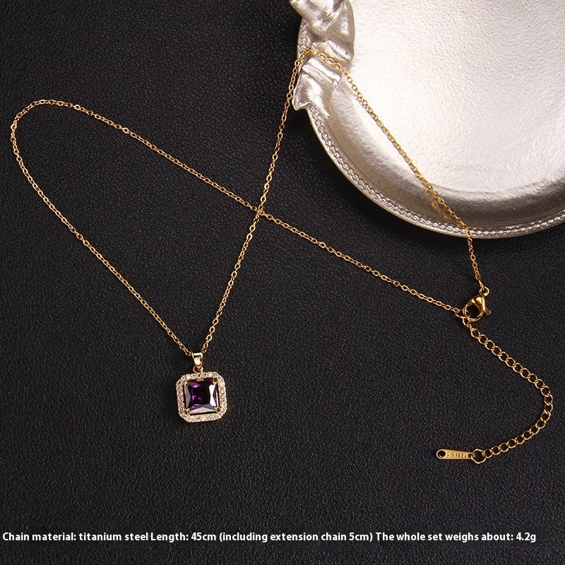 Collier pendentif carré en zircon violet sur fond noir