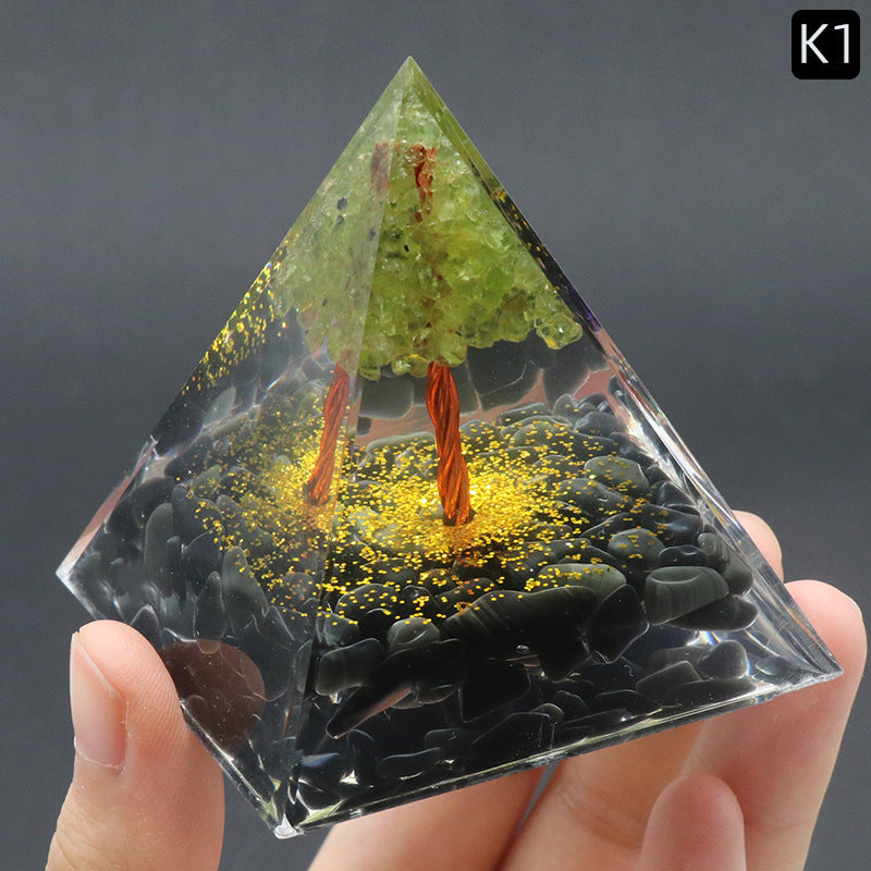Entdecken Sie das Pyramidenornament „Baum des Lebens“ aus Achat-Kristallkies, umhüllt von Harz! ✨