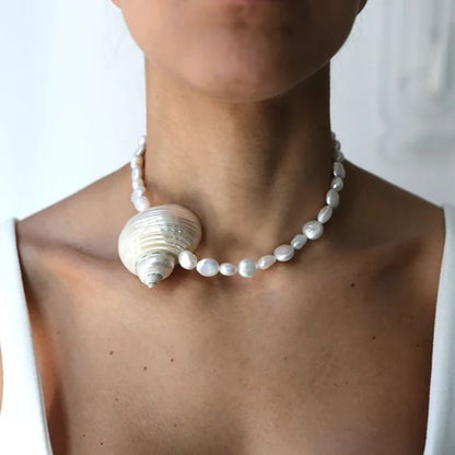 Collier en perles baroques avec coquillage sur modèle