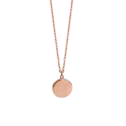 Collier pendentif rond en rose doré sur fond blanc