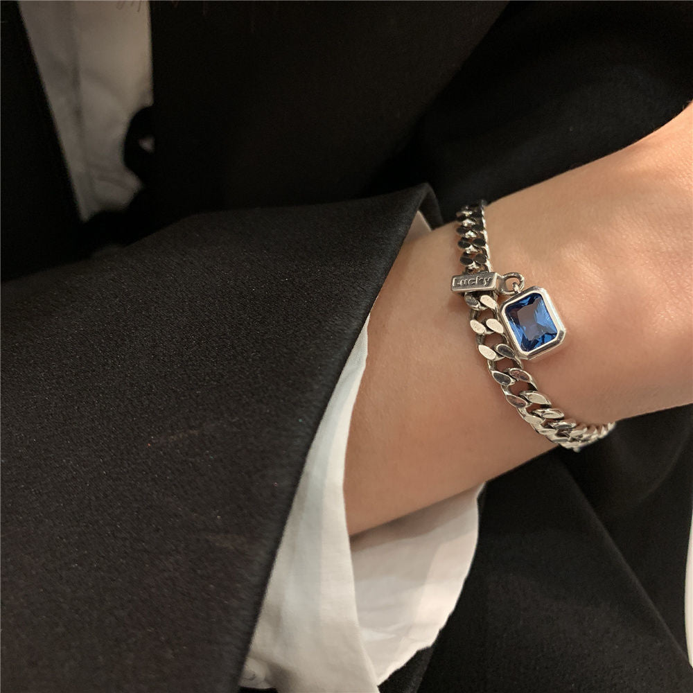 Détail bracelet argent avec zircon bleu marine