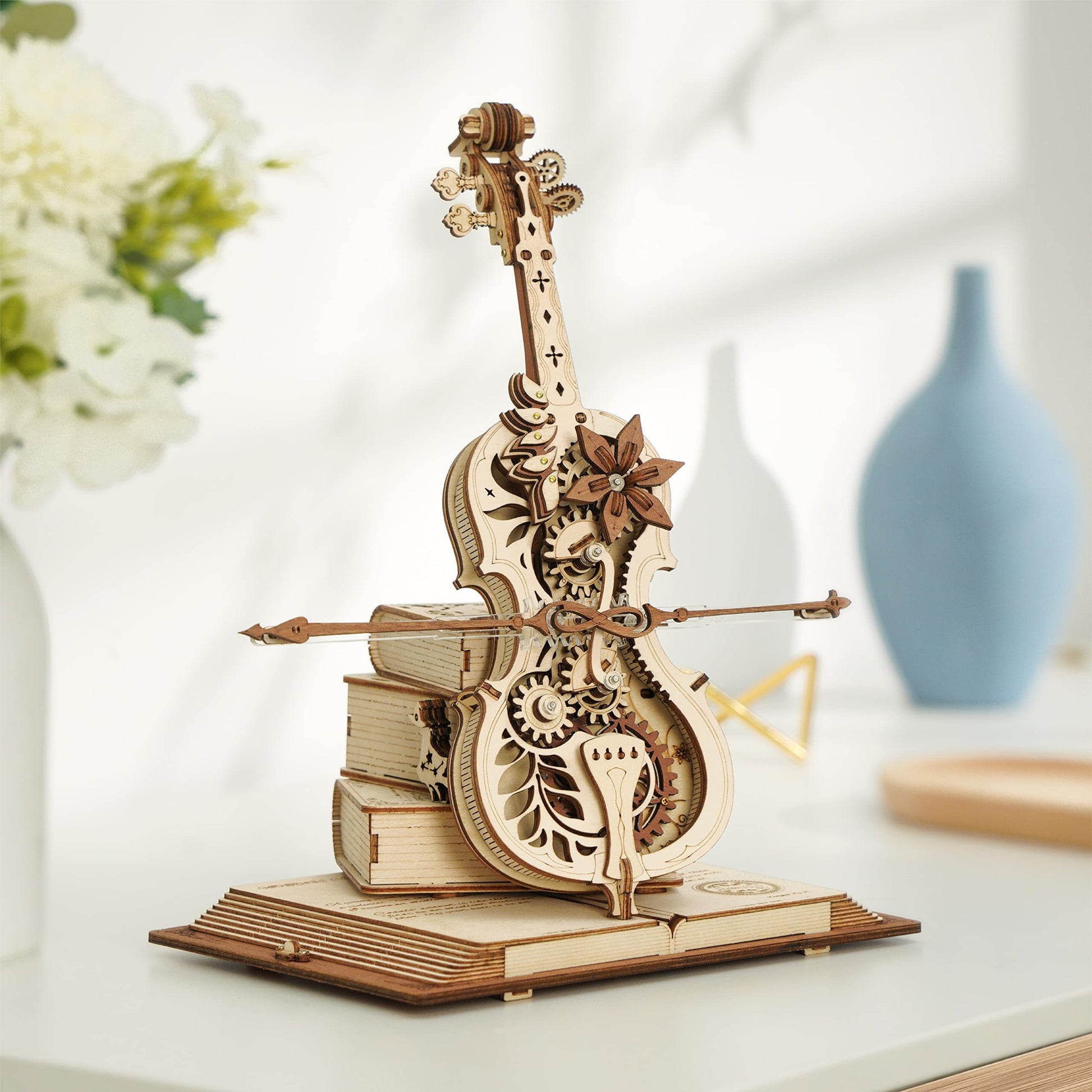 Puzzle violoncelle en bois sur une table lumineuse.