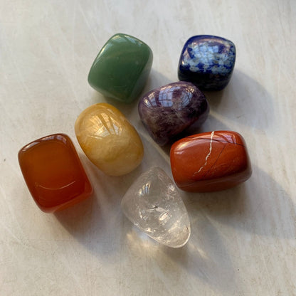 Set aus Chakra-Steinen in verschiedenen Formen – Energie und Gleichgewicht