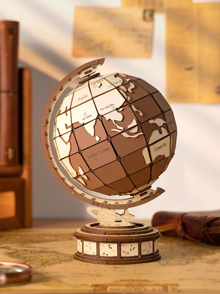 Puzzle 3D globe en bois sur bureau avec cartes