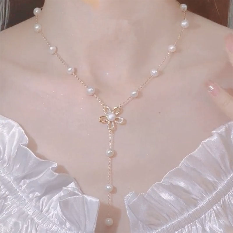 Collier en Perles d'Eau Douce Élégant – Chaîne Clavicule avec Pendentif Fleur