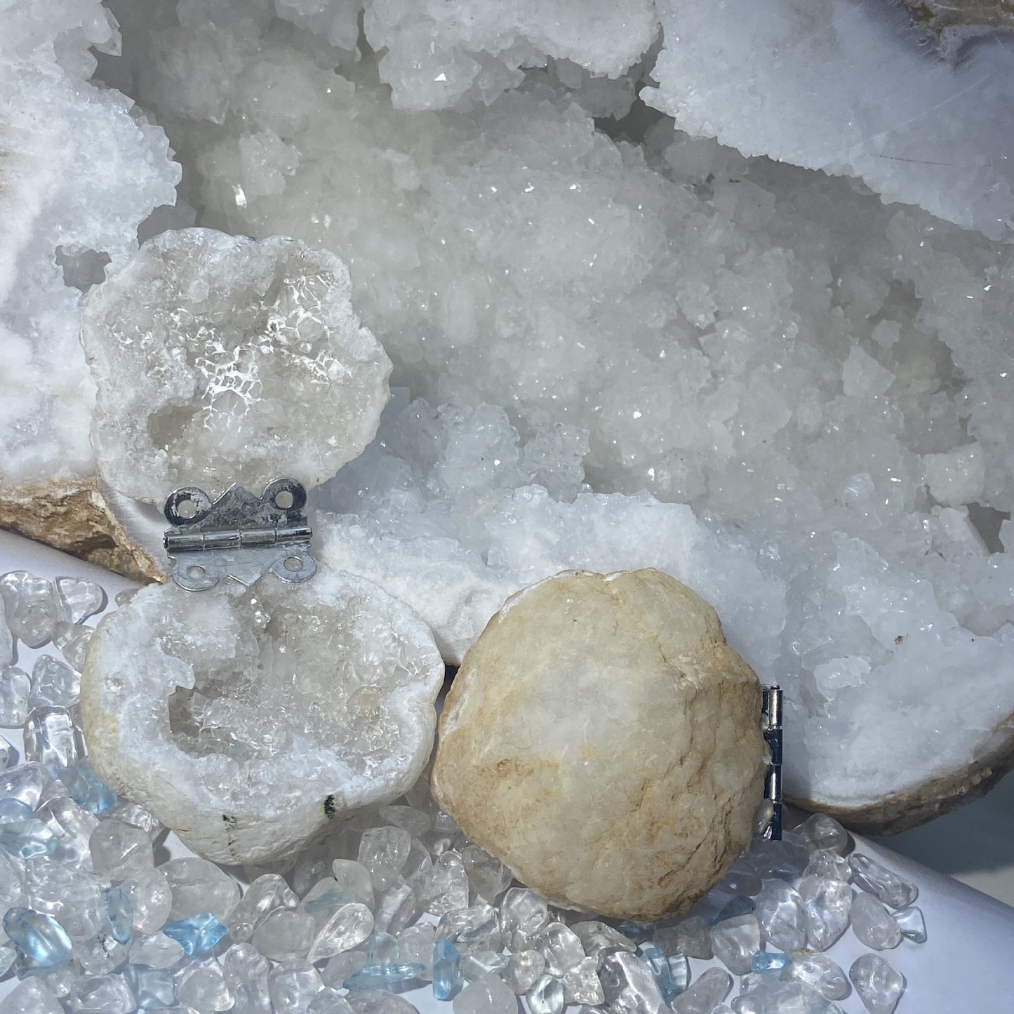 Boîte à bagues en cristal d'agate avec cristaux blancs