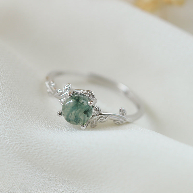 Bague en argent S925 avec agate verte sur tissu blanc