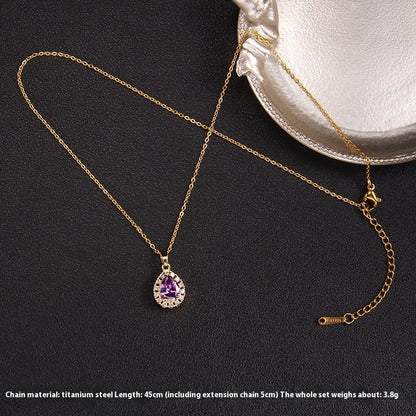 Collier pendentif goutte en zircon violet sur fond noir