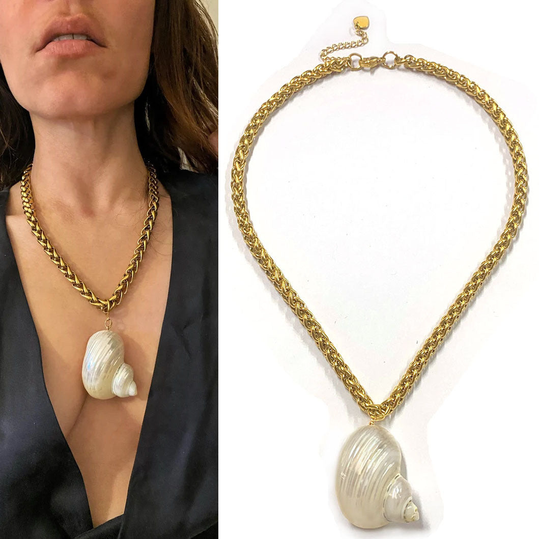 Collier en perles baroques avec coquillage sur modèle