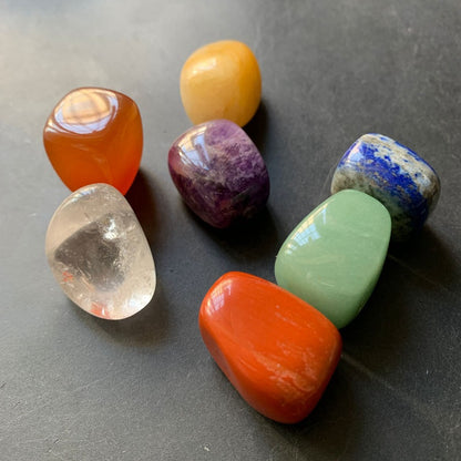 Set aus Chakra-Steinen in verschiedenen Formen – Energie und Gleichgewicht
