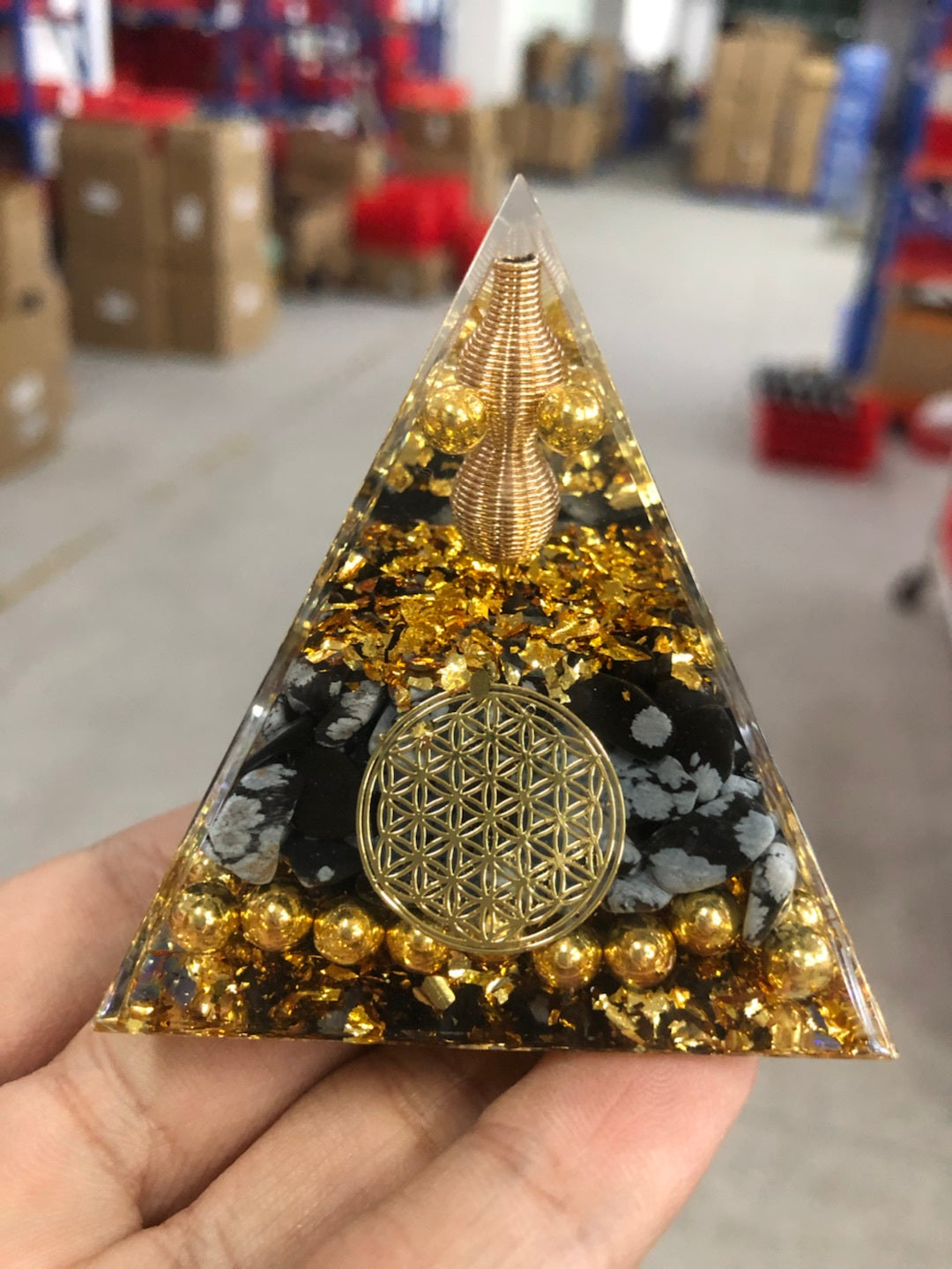 Pyramide Orgonite Énergétique Reiki – Purification et Harmonie pour la Maison