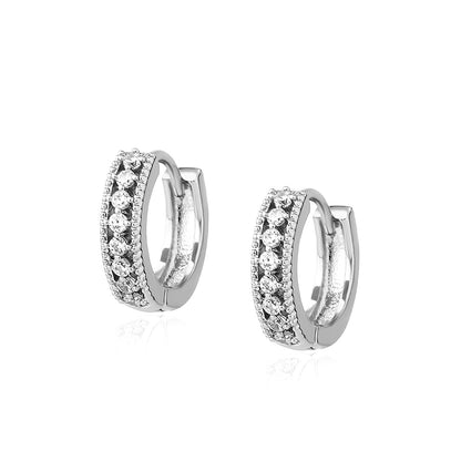 Paire de boucles d'oreilles argentées avec zircon rond