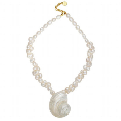 Collier en perles baroques avec coquillage sur fond blanc