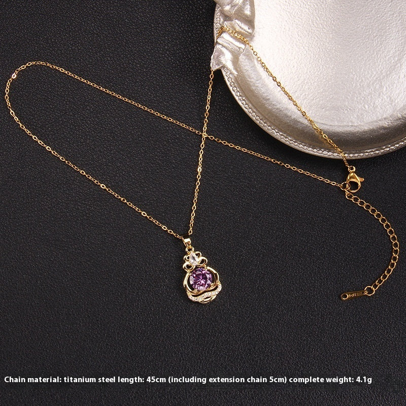 Collier pendentif en zircon violet sur fond noir