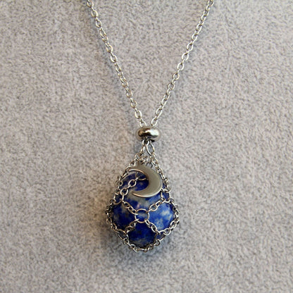 Collier en cristal bleu avec pendentif lune en métal