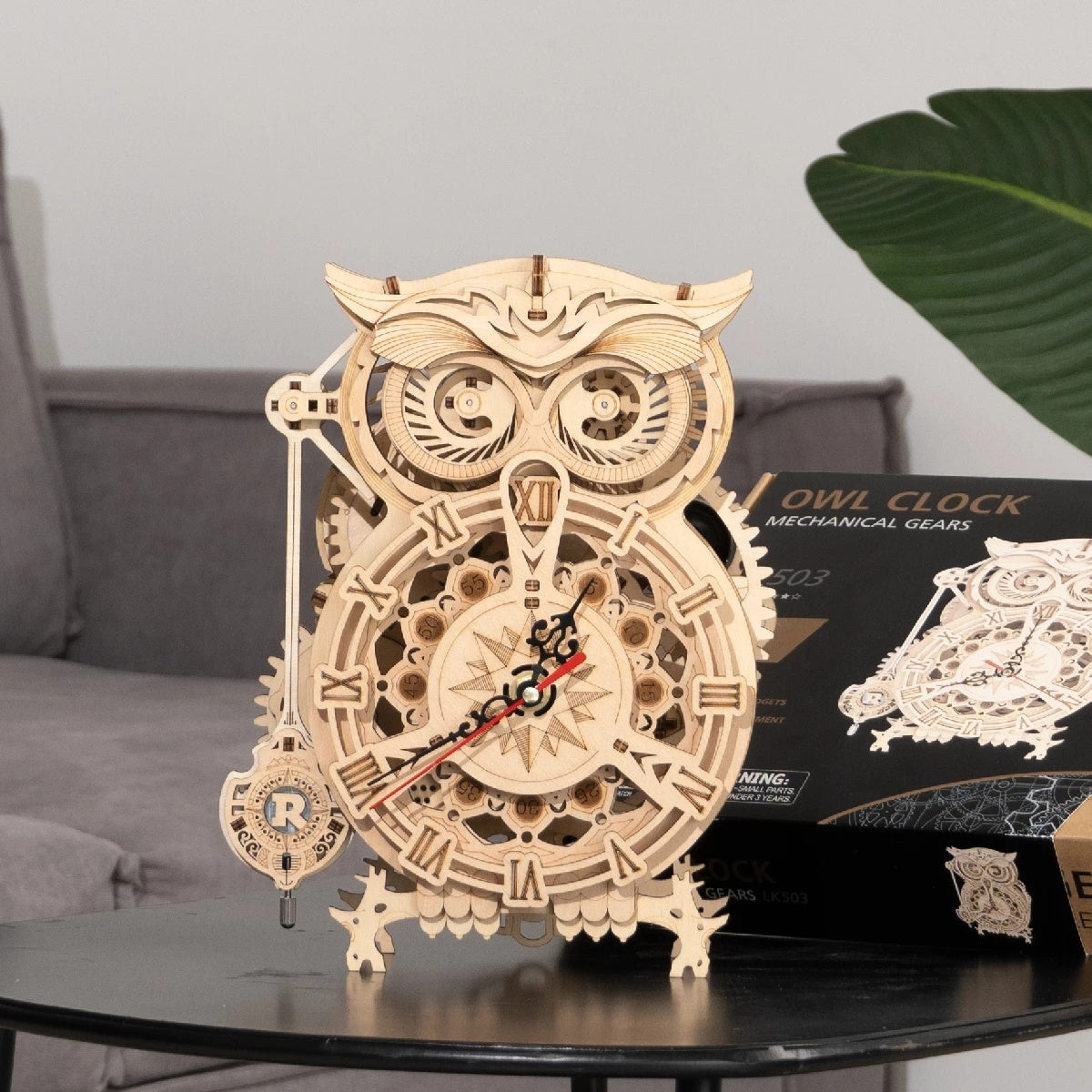 Horloge hibou en bois sur une table moderne