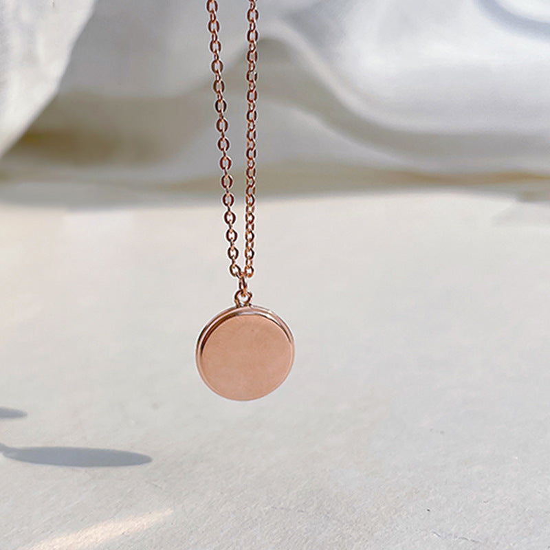 Collier pendentif rond en rose doré sur fond clair