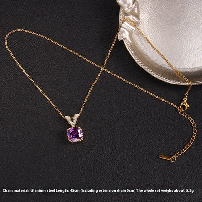 Collier pendentif carré en zircon violet sur fond noir