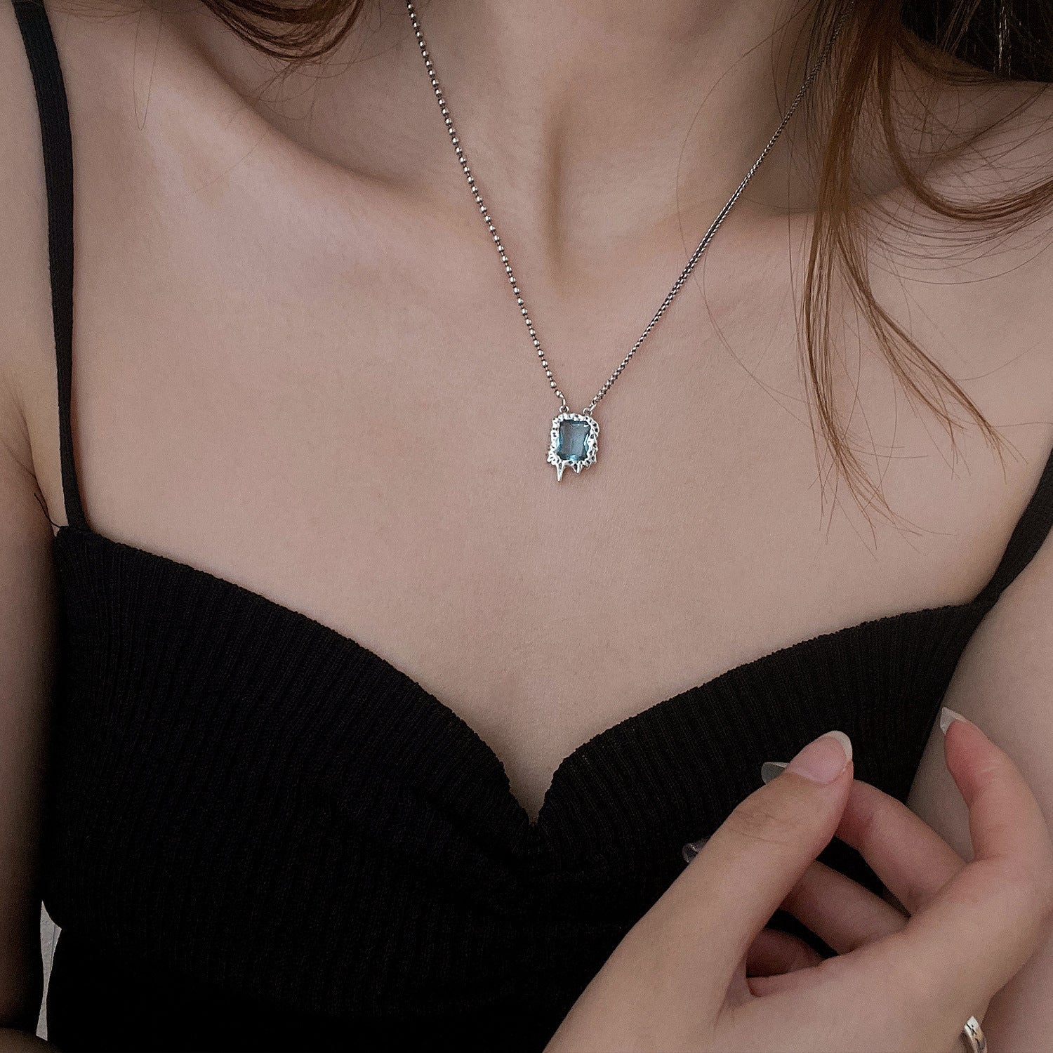 Collier élégant en argent S925 avec zircon bleu porté.