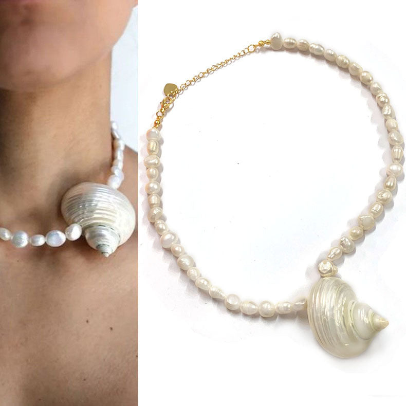 Collier en perles baroques avec coquillage sur modèle