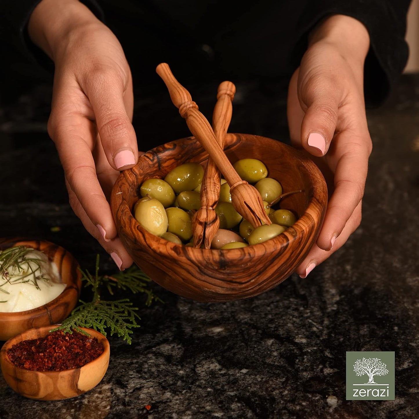 Bol en bois d'olivier Zerazi avec olives, fait main.