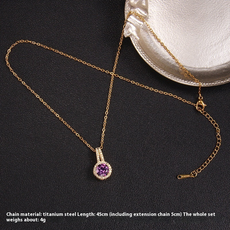 Collier pendentif rond en zircon violet sur fond noir