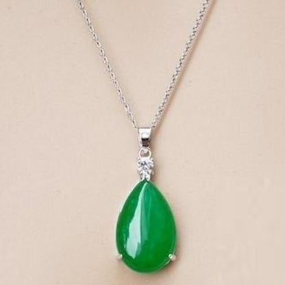 Collier avec Pendentif Goutte d'Eau en Émeraude et Jade Glacé Incrusté